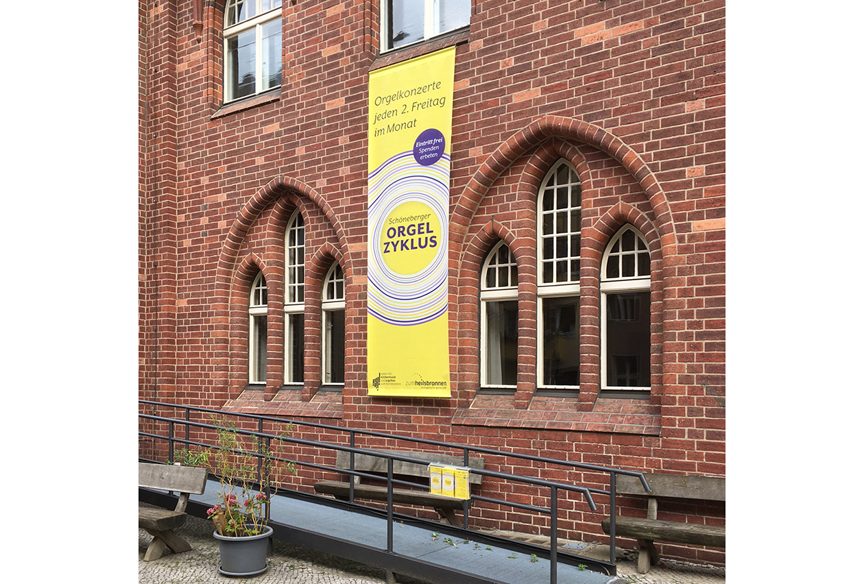 Banner Schöneberger Orgelzyklus an der Fassade der Gemeinde Zum Heilsbronnen Berlin Schöneberg
