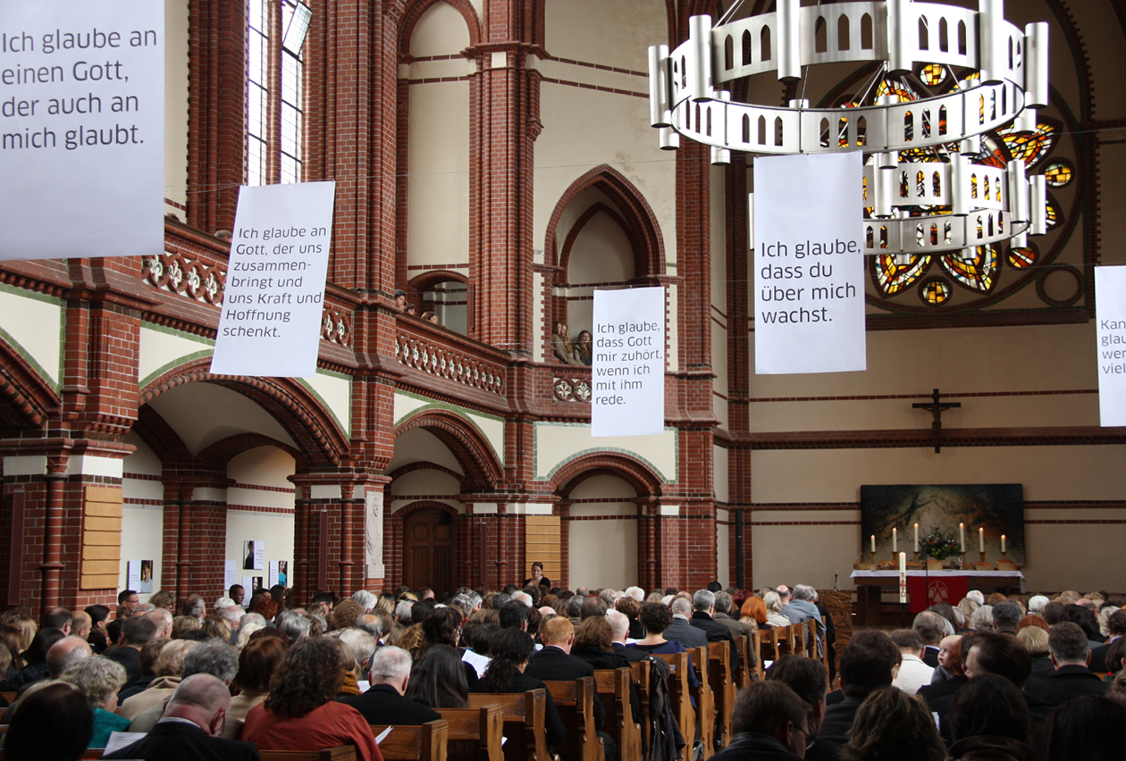 Fotoprojekt mit Konfirmanden in Berlin-Friedenau, Kirche Zum Guten hirten, "Woran glaubst du?", 2012 Textbanner installiert in der Ev. Kirche Zum Guten Hirten Textbanner in der Kirche während des Konfirmationsgottesdienst